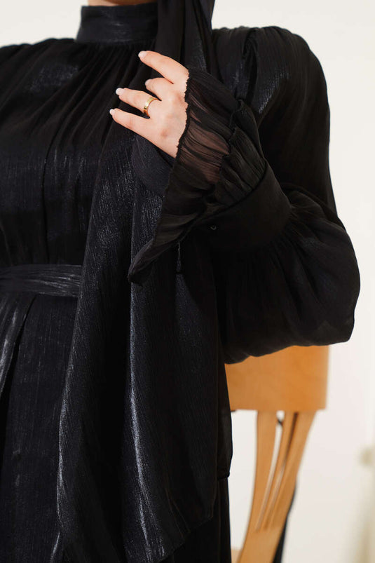 Schwarzes Kleid mit gerüschtem Handgelenkschal als Geschenk