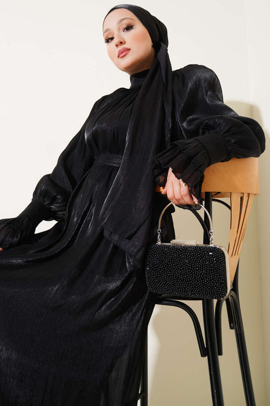 Schwarzes Kleid mit gerüschtem Handgelenkschal als Geschenk