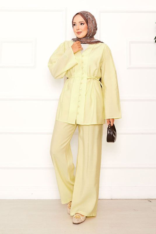Conjunto De Dos Piezas Amarillo Con Botones Y Cinturón
