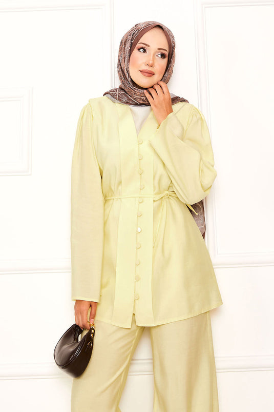 بدلة بريت من قطعتين بأزرار قابلة للإزالة وحزام باللون الأصفر
