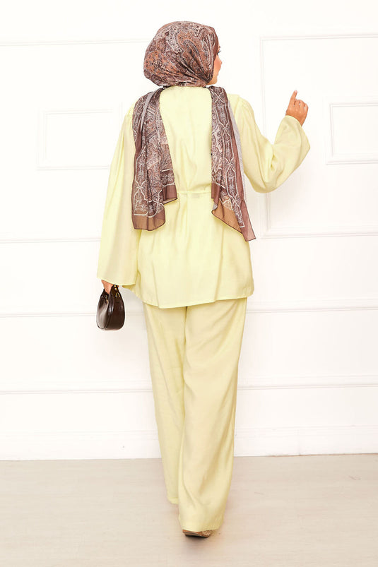 Conjunto De Dos Piezas Amarillo Con Botones Y Cinturón