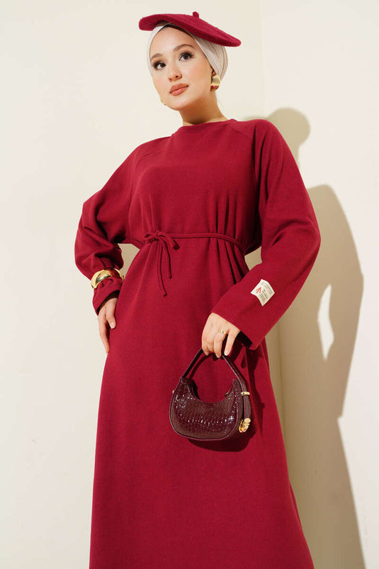 Robe bordeaux à col rond avec emblème et ceinture à cordon