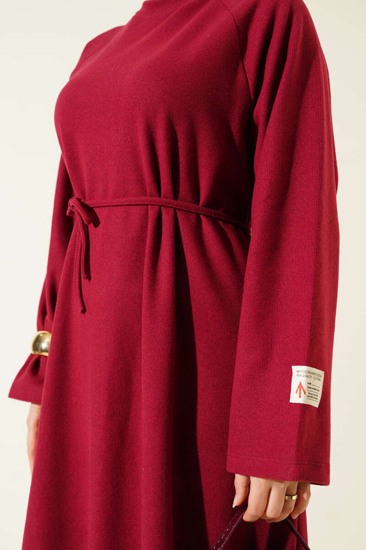 فستان بورغندي بياقة دائرية مزين بشعار وحزام برباط