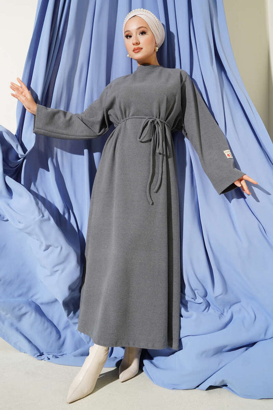 Kleid mit Rundhalsausschnitt, besticktem Seilgürtel und Grau