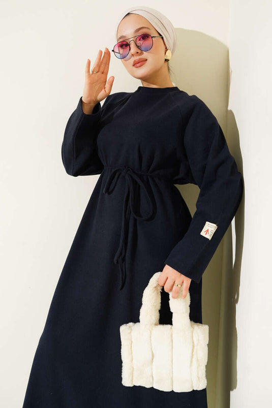 فستان أزرق داكن برقبة دائرية وحزام مطرز بالحبل