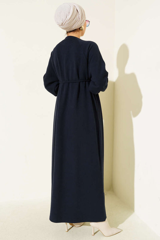 فستان أزرق داكن برقبة دائرية وحزام مطرز بالحبل