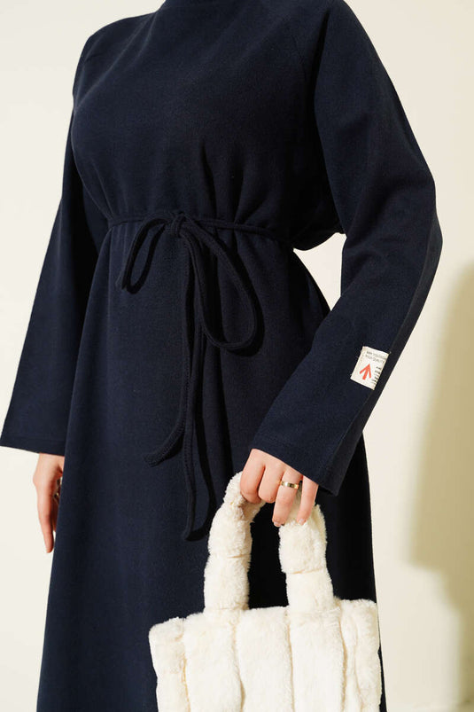 فستان أزرق داكن برقبة دائرية وحزام مطرز بالحبل