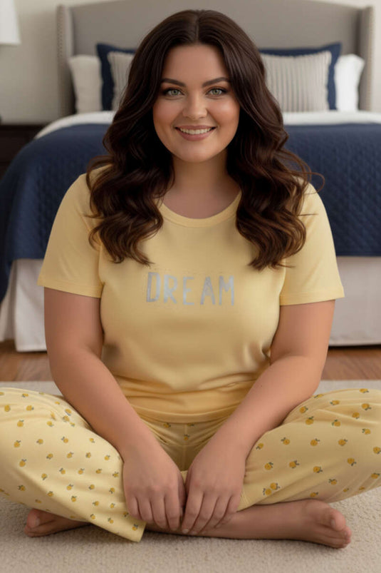 طقم بيجامة كبير الحجم بطبعة وياقة دائرية باللون الأصفر