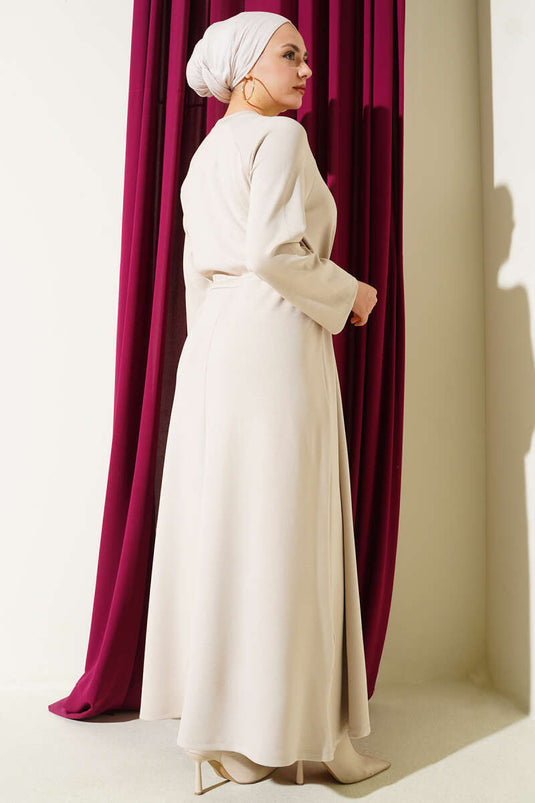 فستان بياقة دائرية عند الرقبة مع تفاصيل نفق عند الخصر باللون البيج