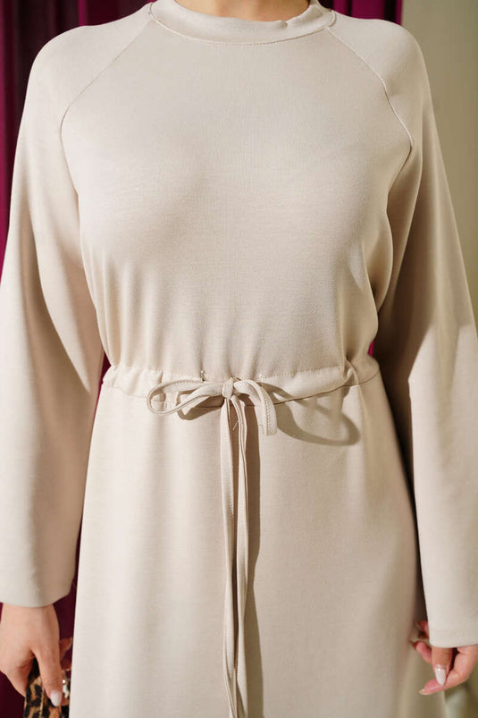 فستان بياقة دائرية عند الرقبة مع تفاصيل نفق عند الخصر باللون البيج