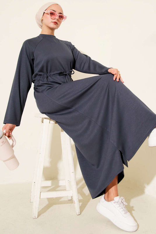 فستان لويشا ذو رقبة دائرية وخصر نفقي باللون الدخاني