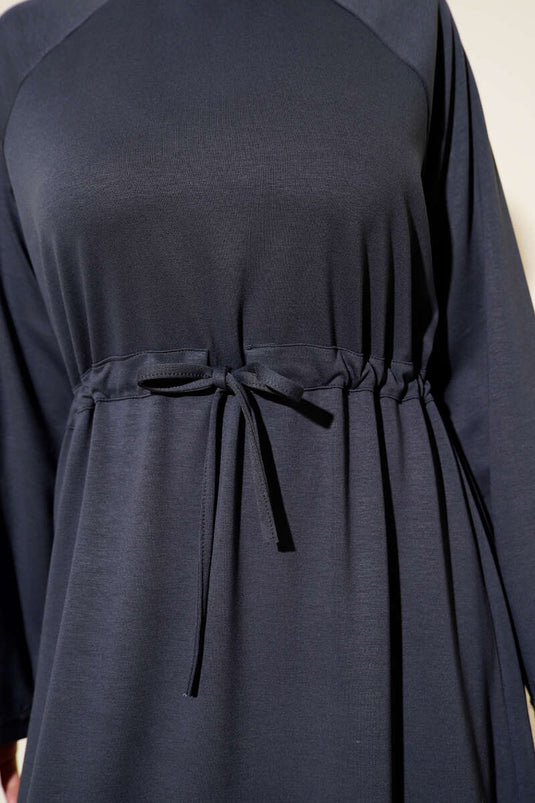 فستان لويشا ذو رقبة دائرية وخصر نفقي باللون الدخاني