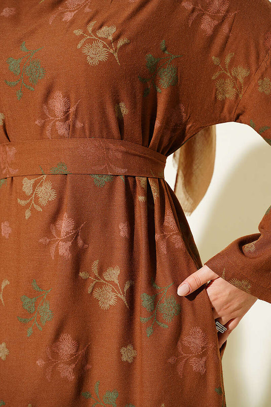 Robe À Col Rond Brodée De Fleurs En Taupe