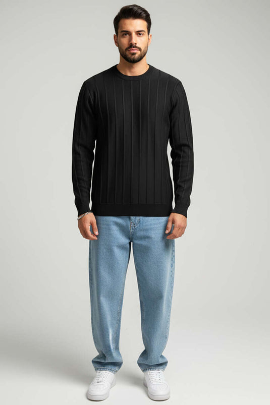 كنزة صوفية سوداء بياقة دائرية وتفاصيل مخططة