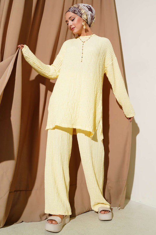 Costume deux pièces en seersucker à col ras du cou jaune