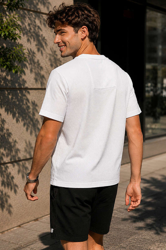 T-shirt homme blanc à col rond avec écusson poitrine