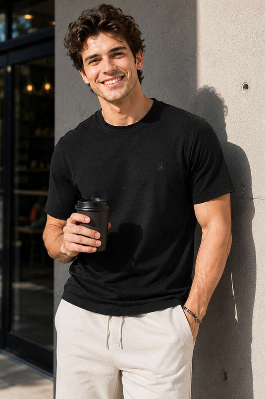 Rundhalsausschnitt Herren T-Shirt mit Brustemblem Schwarz