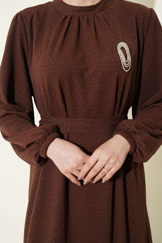Robe à col rond avec manches élastiquées, couleur café