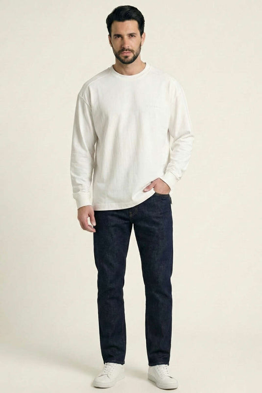 كنزة رجالية بيضاء بياقة دائرية وأكمام مضلعة