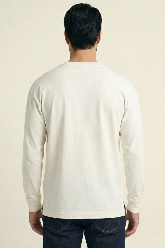 كنزة رجالية بيضاء بياقة دائرية وأكمام مضلعة