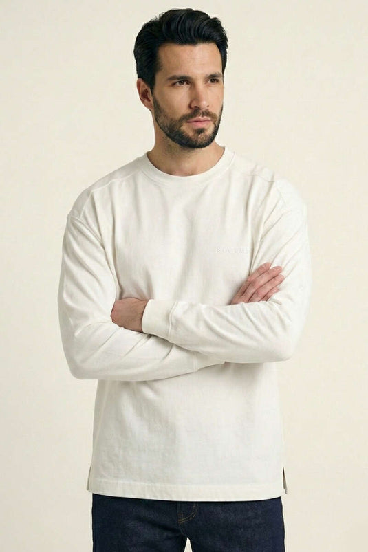 كنزة رجالية بيضاء بياقة دائرية وأكمام مضلعة