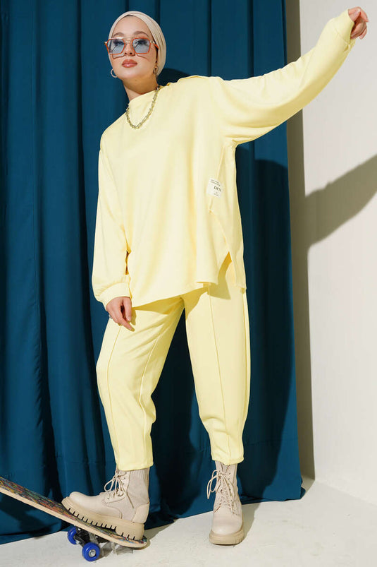 بدلة لويشا من قطعتين برقبة دائرية صفراء