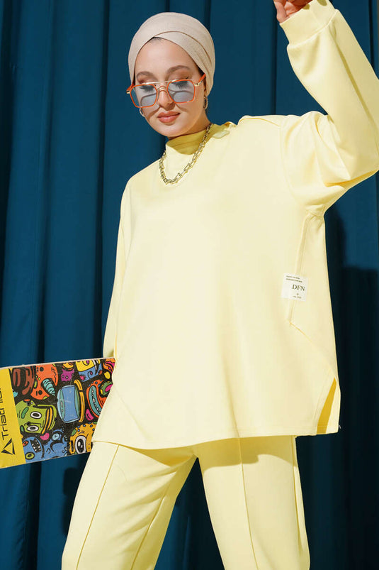 بدلة لويشا من قطعتين برقبة دائرية صفراء