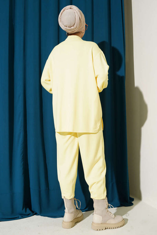 بدلة لويشا من قطعتين برقبة دائرية صفراء