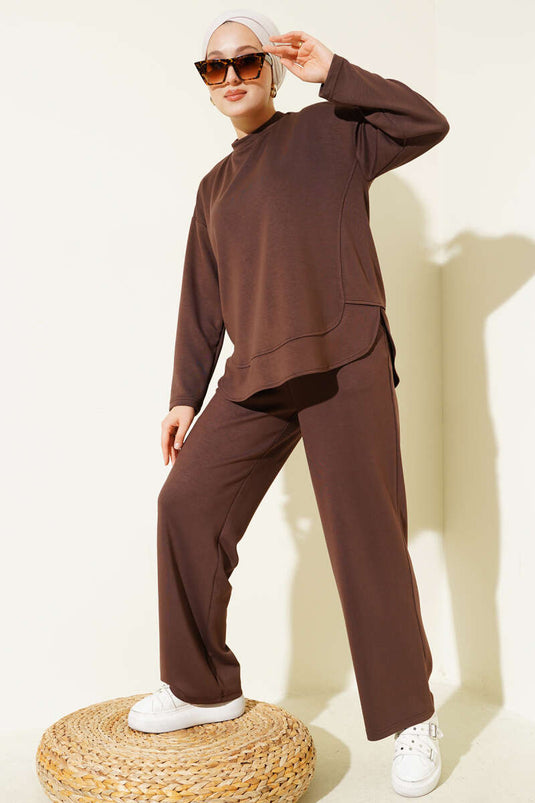 Zweiteiliger Anzug mit Rundhalsausschnitt und ovalem Detail in Braun