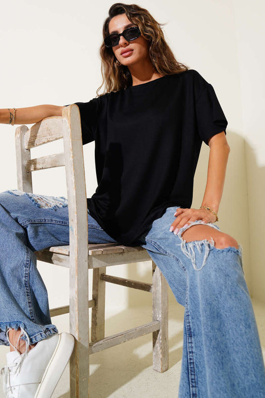 Schwarzes T-Shirt mit Rundhalsausschnitt und ovalem Schnitt