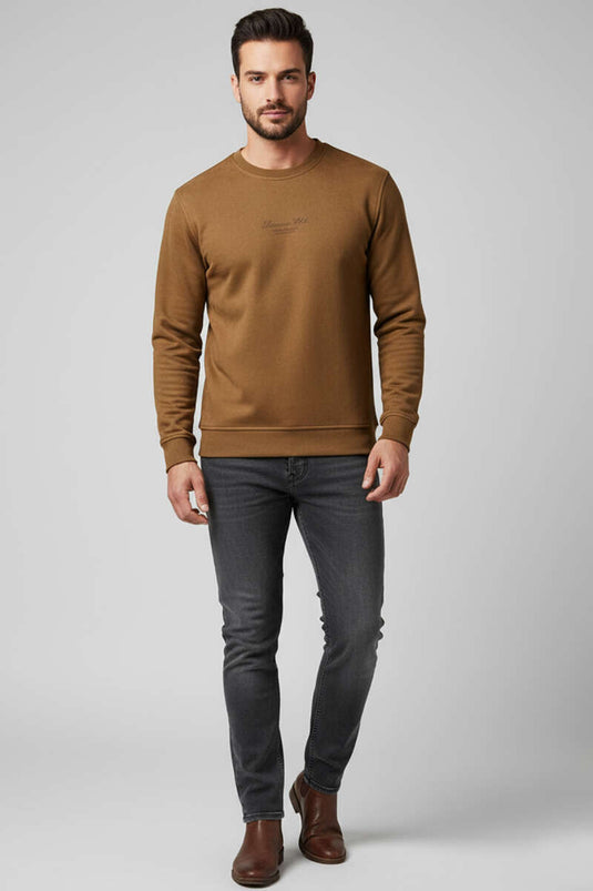 سويت شيرت رجالي من الجلد المدبوغ برقبة دائرية باللون البني الفاتح