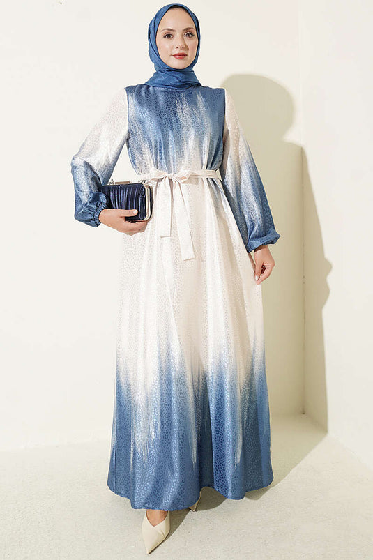 Robe Bleue À Col Rond Et Décorée
