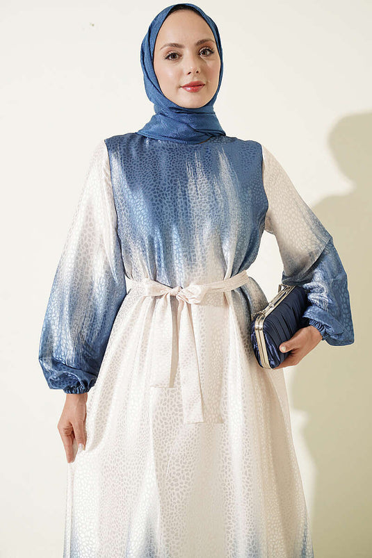 Robe Bleue À Col Rond Et Décorée
