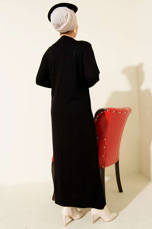 Schwarzes Strickkleid mit Rundhalsausschnitt