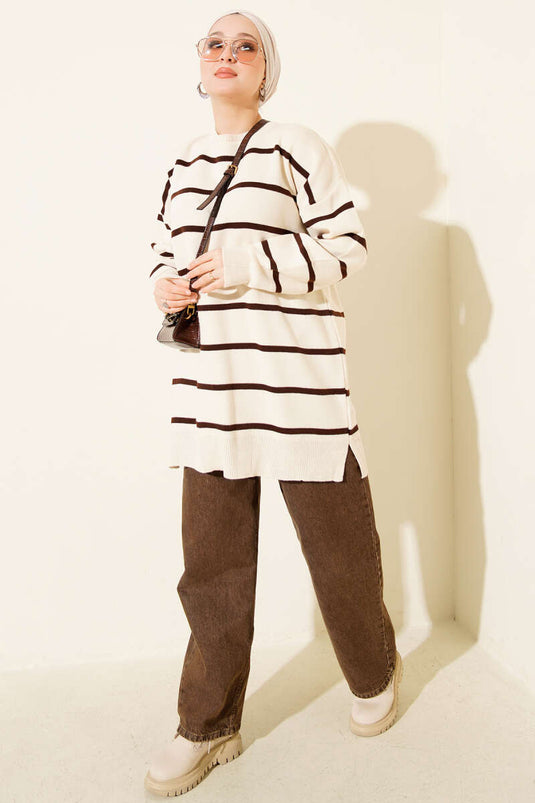 سترة محبوكة مخططة أفقياً برقبة دائرية بلون حجري