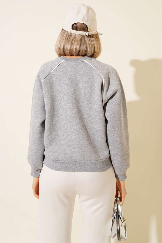 سويت شيرت رمادي بثلاثة خيوط مع تفاصيل حواف وطبعة