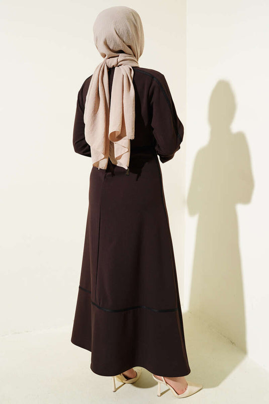 فستان بتفاصيل تزيينية وإكسسوار زهور، لون القهوة المرّة