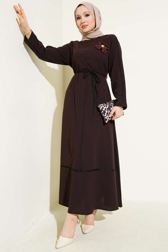 فستان بتفاصيل تزيينية وإكسسوار زهور، لون القهوة المرّة