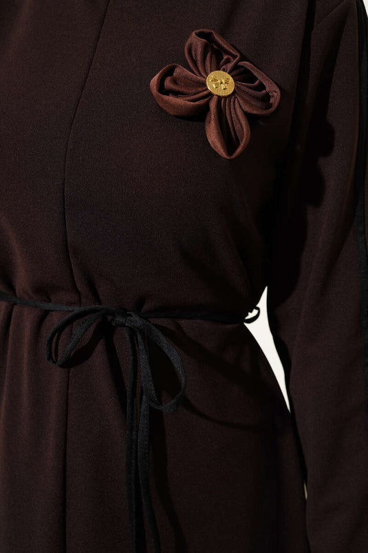 فستان بتفاصيل تزيينية وإكسسوار زهور، لون القهوة المرّة