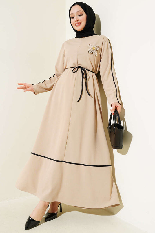 فستان مزين بالزهور مع تفاصيل حواف باللون البيج