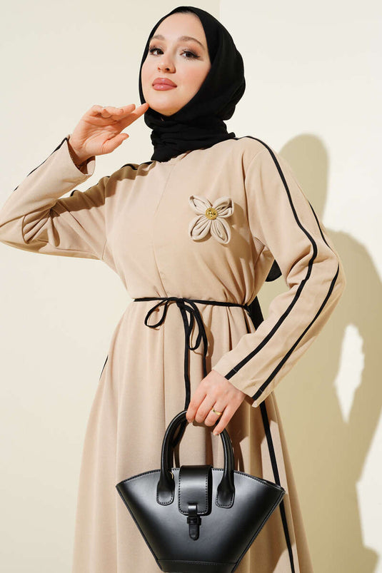 فستان مزين بالزهور مع تفاصيل حواف باللون البيج