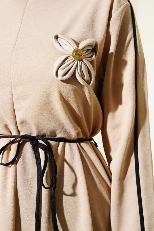 فستان مزين بالزهور مع تفاصيل حواف باللون البيج