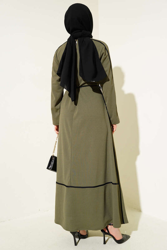 Robe accessoire à fleurs et passepoils kaki