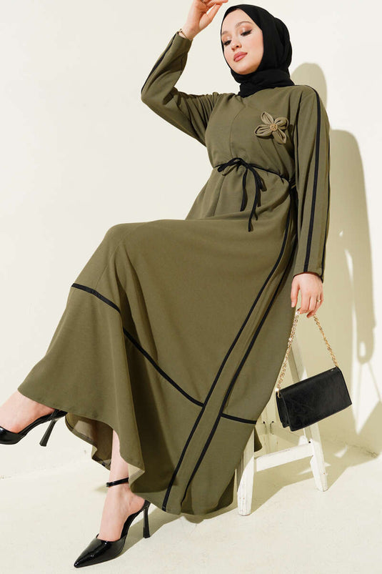 Robe accessoire à fleurs et passepoils kaki