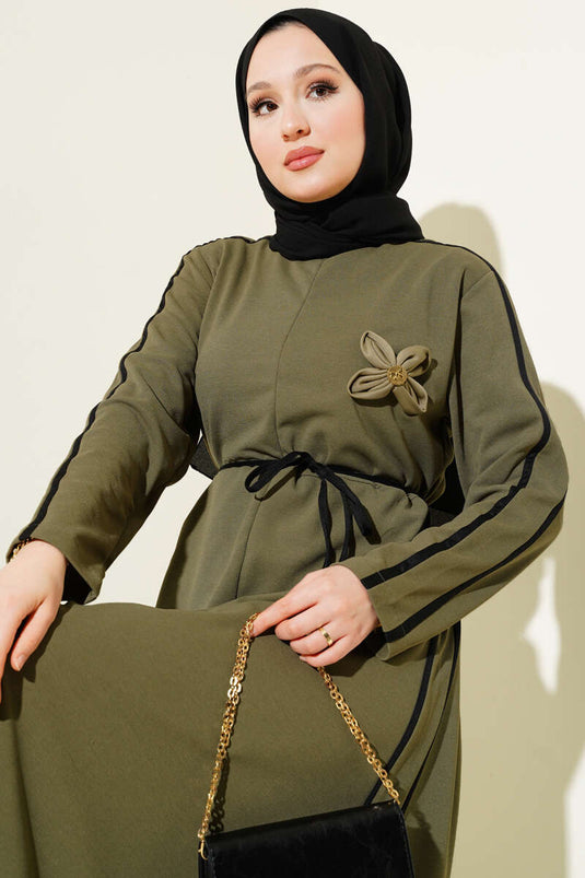 Robe accessoire à fleurs et passepoils kaki