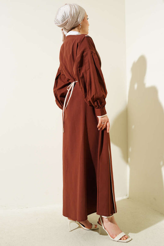 Popeline-Kleid mit Paspelierung und Rosengürtel, Braun