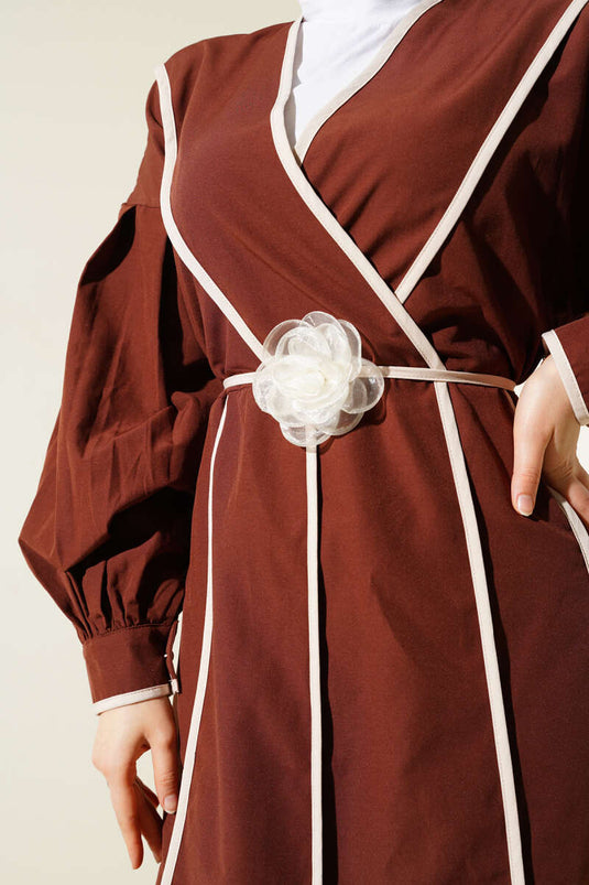 Popeline-Kleid mit Paspelierung und Rosengürtel, Braun