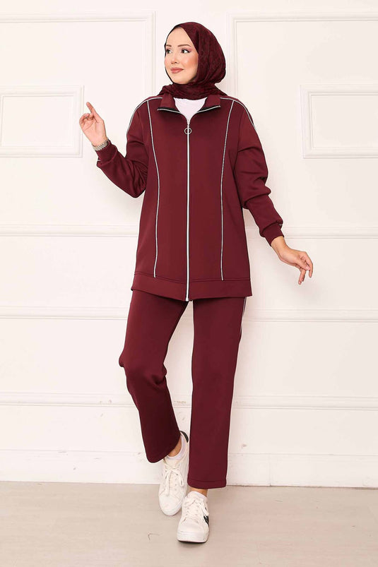 بدلة مكونة من قطعتين بتفاصيل أنابيب باللون العنابي