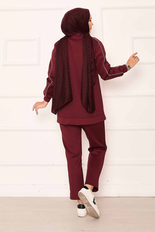 بدلة مكونة من قطعتين بتفاصيل أنابيب باللون العنابي