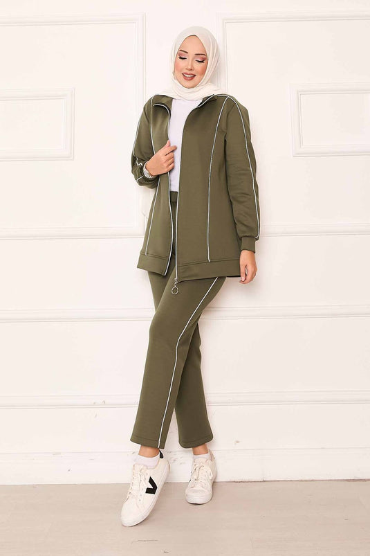 بدلة مكونة من قطعتين بتفاصيل أنابيب باللون الكاكي